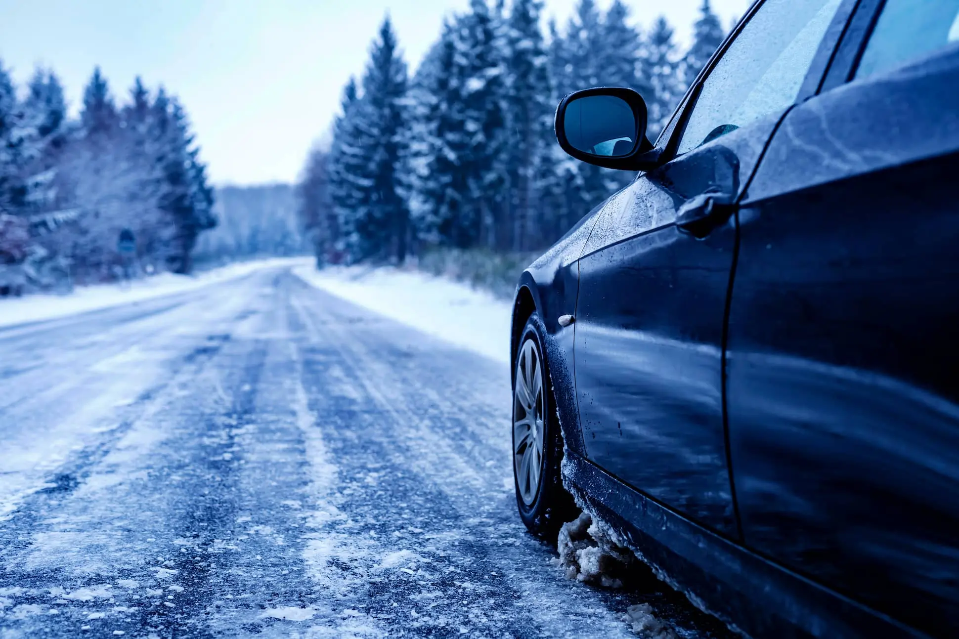 Conduire sur la neige : voiture sur une route enneigée de montagne